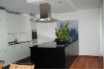 Ansicht Küche mit Abdeckung in schwarzem Granit